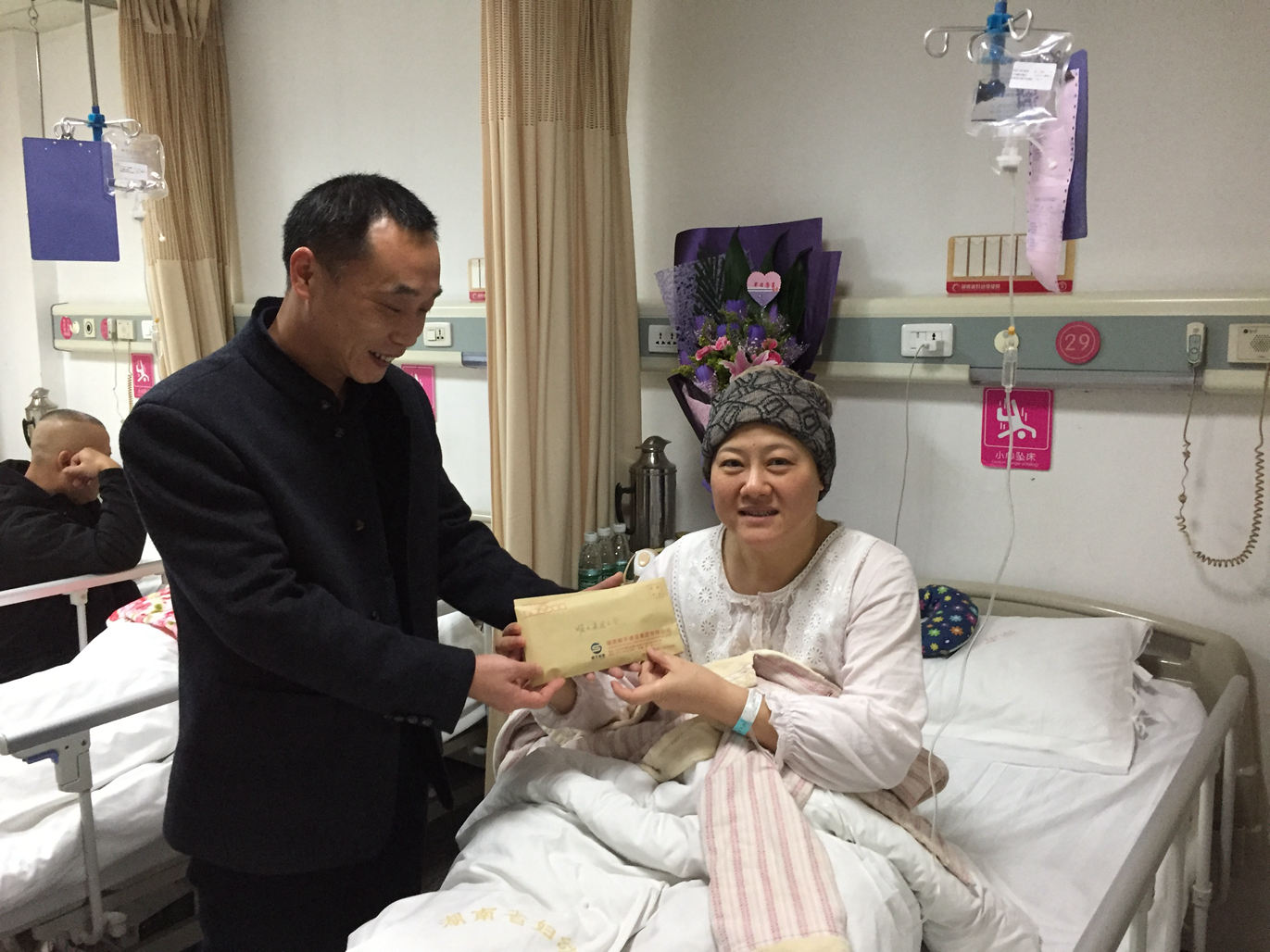 我司黨支部書記、工會主席孫佑林及辦公室主任張婕等一行探望慰問因重病入院治療的經營部勞保會計孫鳴_副本.jpg 我司黨支部書記、工會主席孫佑林及辦公室主任張婕等一行探望慰問因重病入院治療的經營部勞保會計孫鳴_副本.jpg