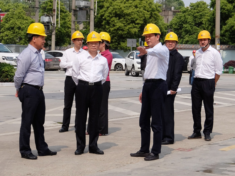 胡忠雄市長(zhǎng)一行實(shí)地查看雙河灣農(nóng)民安置房工地現(xiàn)場(chǎng)_副本.jpg 胡忠雄市長(zhǎng)一行實(shí)地查看雙河灣農(nóng)民安置房工地現(xiàn)場(chǎng)_副本.jpg