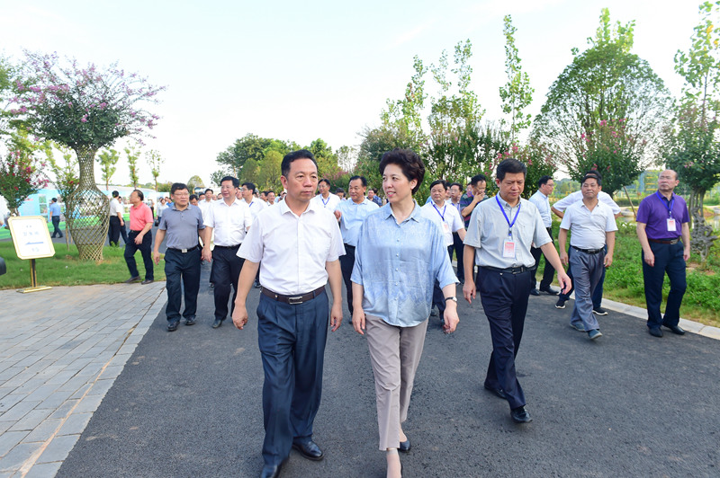 圖為烏蘭書記一行在洋沙湖濕地公園考察_副本.jpg 圖為烏蘭書記一行在洋沙湖濕地公園考察_副本.jpg
